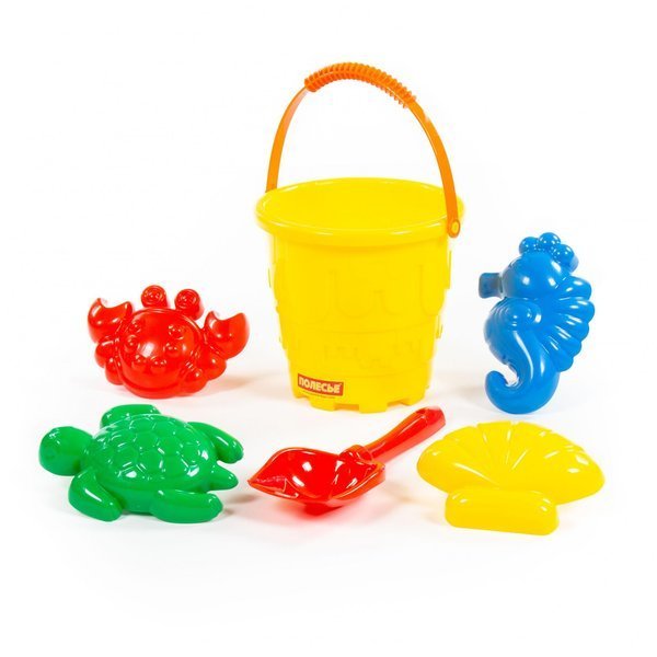 Zabawki w kształcie różnych zwierząt, pojazdów czy innych przedmiotów, które pozwalają na tworzenie różnorodnych piaskowych konstrukcji.